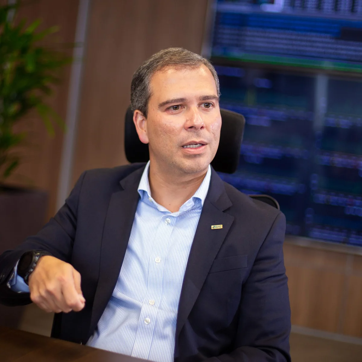 PF achou dezenas de armas, incluindo fuzis, ao prender ex-presidente do BRB