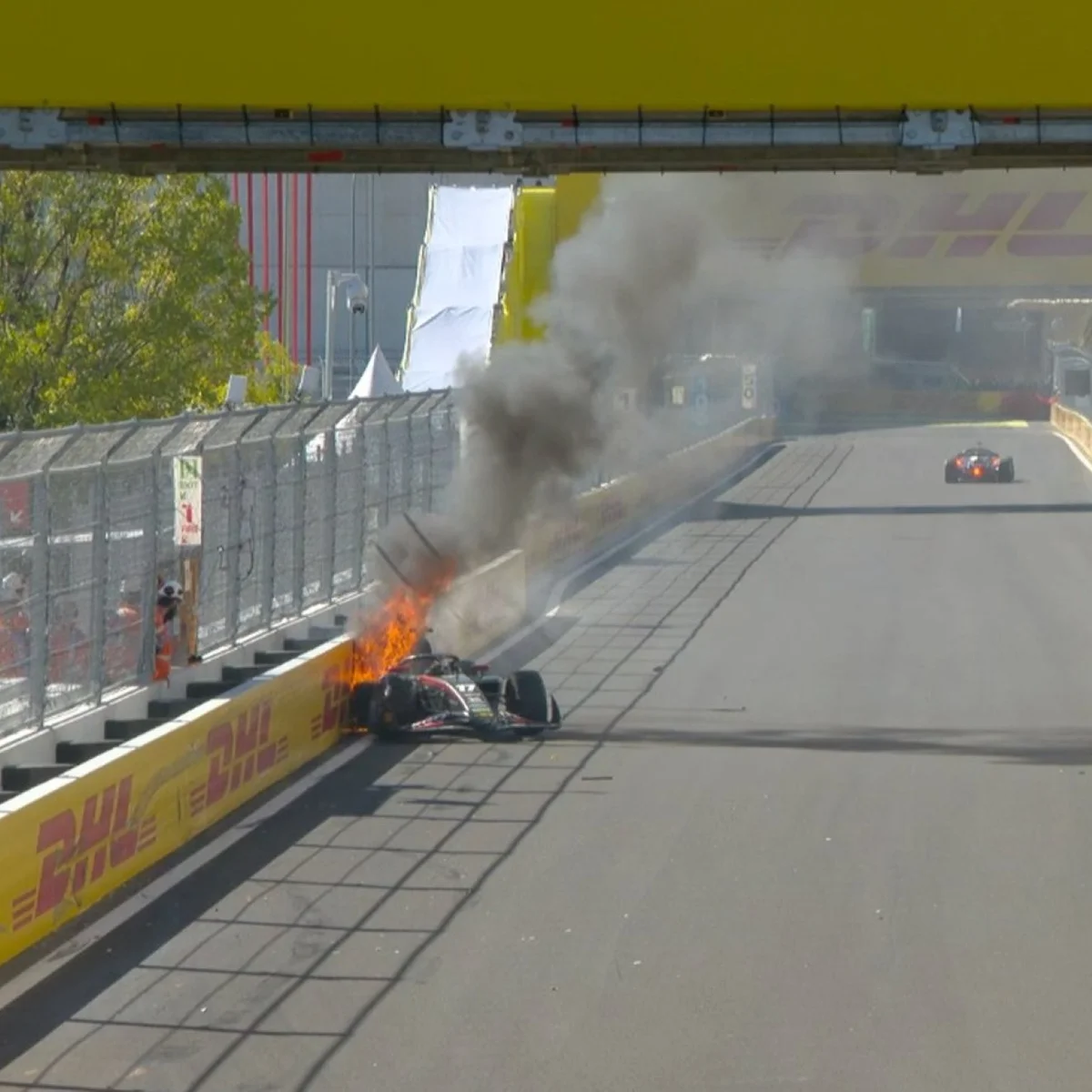 GP da Espanha: carro bate no muro e pega fogo durante treino da F2 em Madri