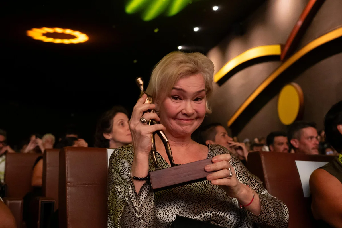 Julia Lemmertz se emociona ao receber homenagem no Festival de Brasília