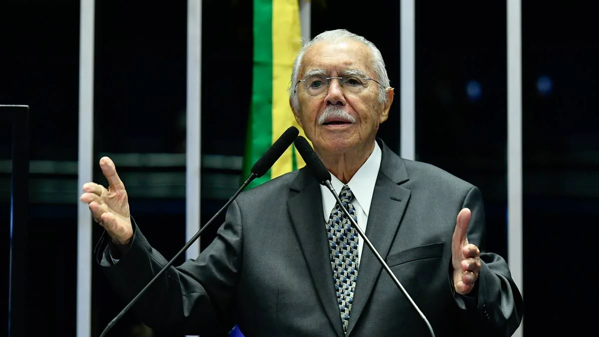 Sarney segue em tratamento de pneumonia, com "evolução clínica favorável"