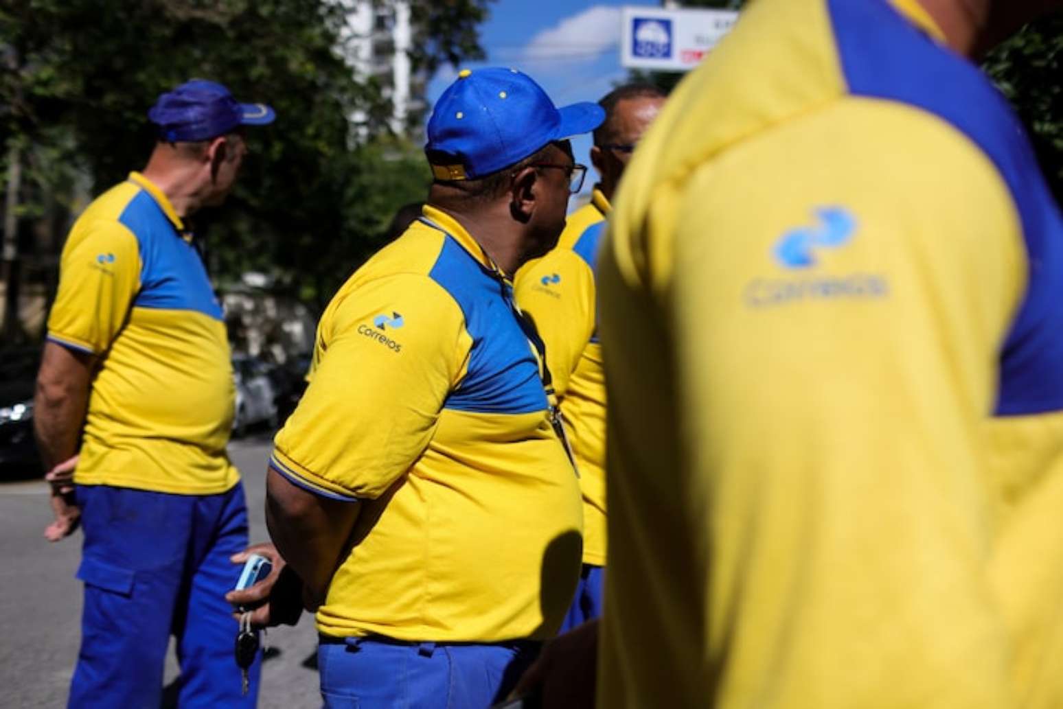 Funcion&aacute;rios dos Correios, durante manifesta&ccedil;&atilde;o contra pacote de medidas e redu&ccedil;&atilde;o de sal&aacute;rios dos trabalhadores