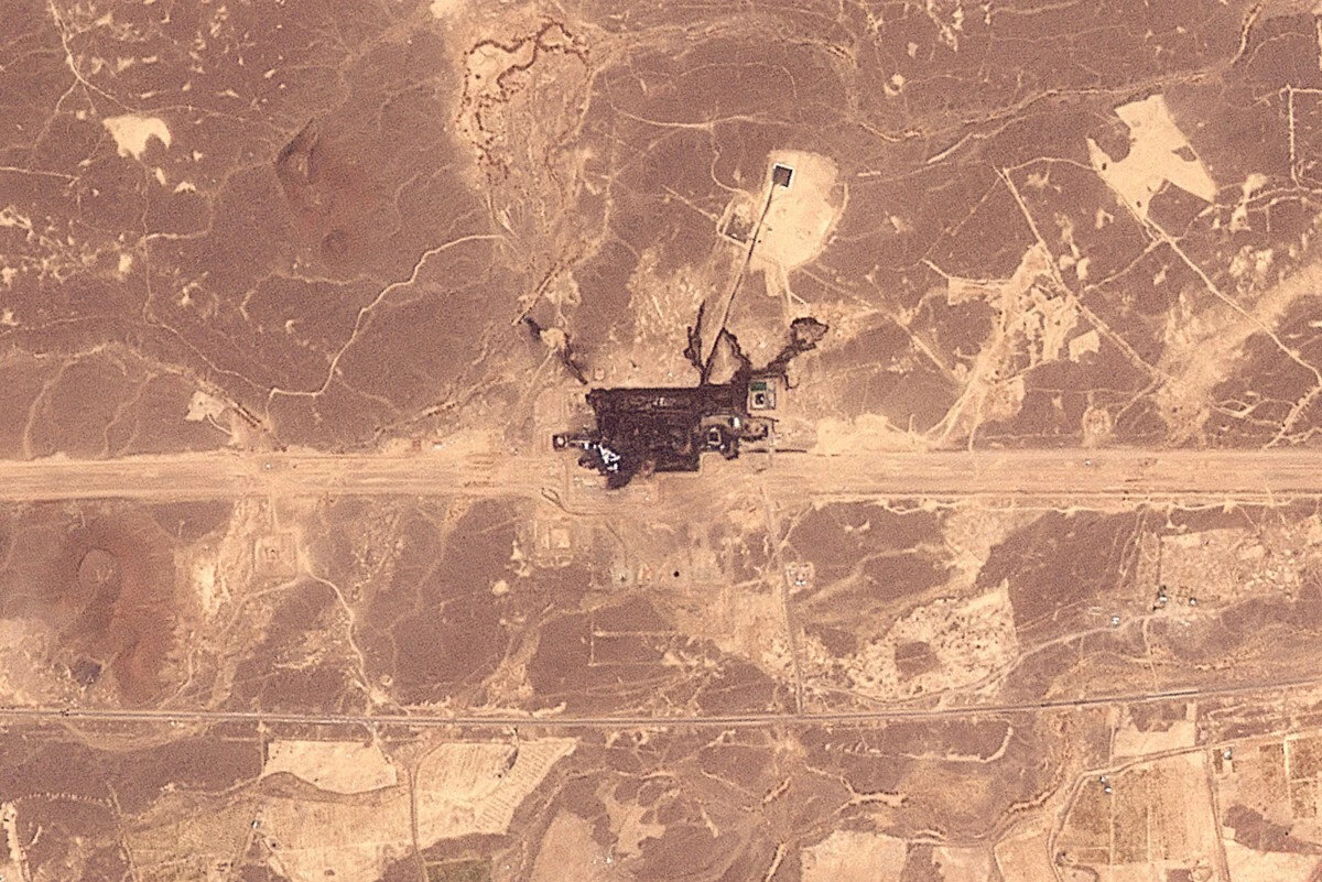 EUA limitam horários de defesa aérea para petroleiros que navegam pelo Estreito de Ormuz, relata o FT