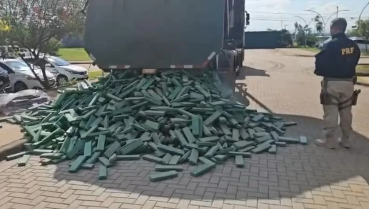 Imagem da matéria: Mais de 3 toneladas de maconha são apreendidas em operação integrada da PRF