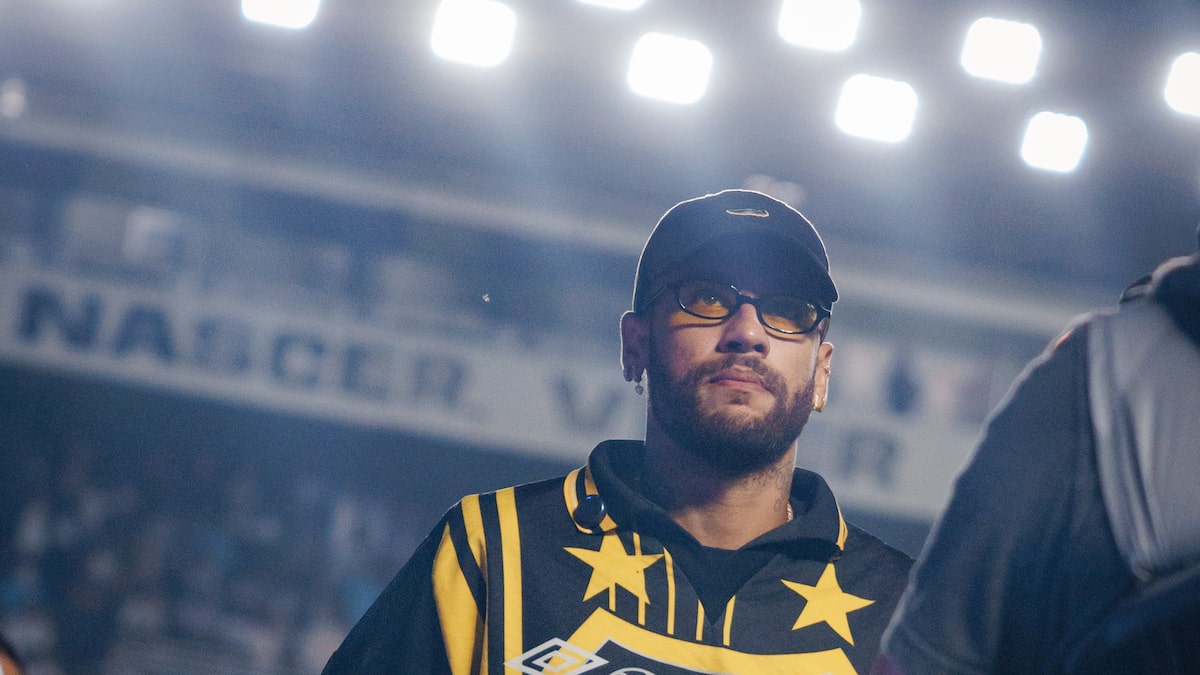 Neymar provoca torcida do Atlético-MG: ‘Eu sem joelho sou melhor que todo mundo do seu time’