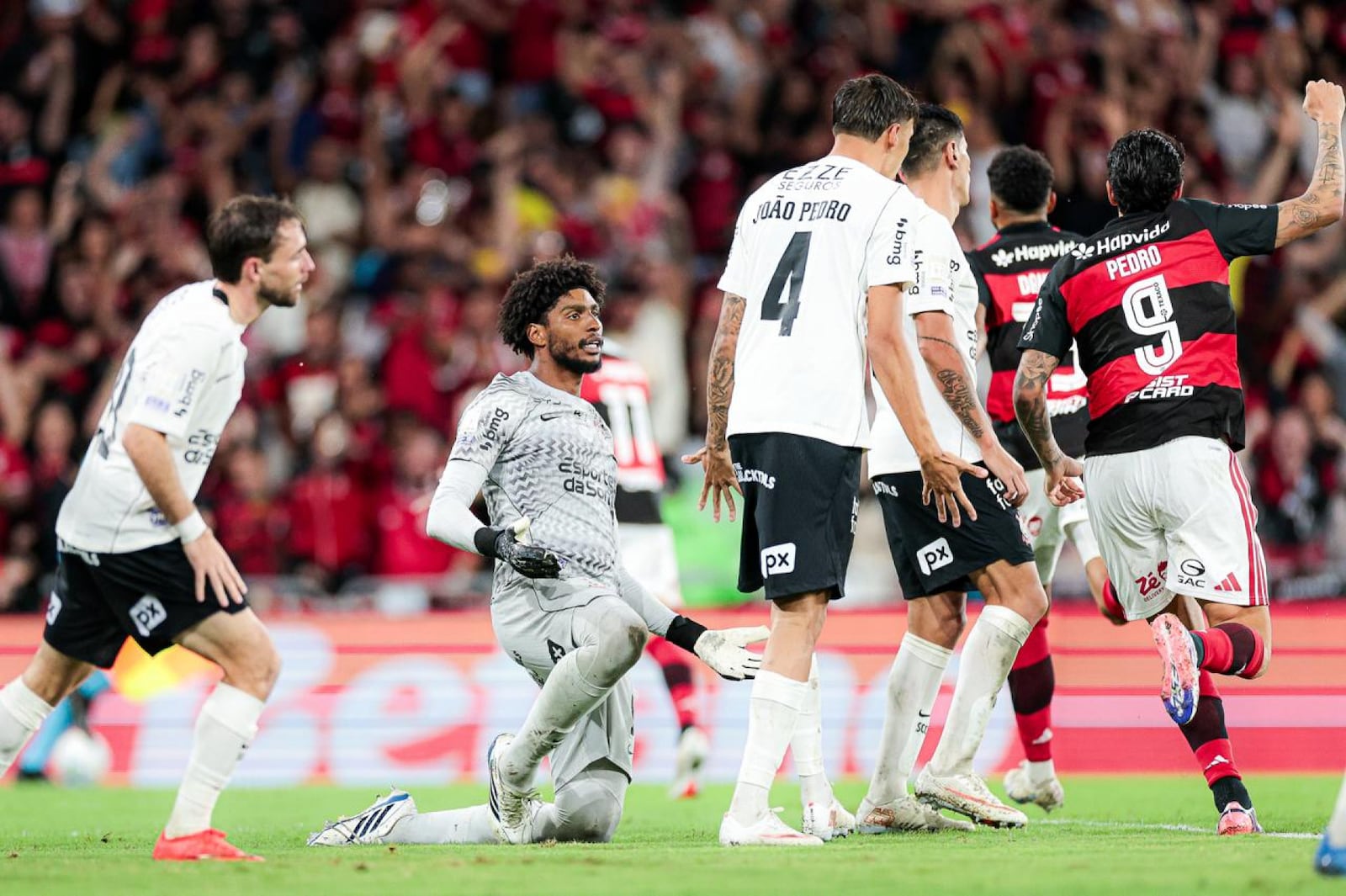 O Flamengo pressionou o Corinthians do início ao fim do jogo. O time de Diniz só melhorou quando colocou titulares, como Garro e Bidon. Mas mereceu a derrota Gilvan de Souza/Flamengo